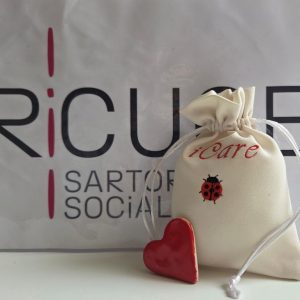 Cadeau Solidale con sacchetto porta-confetti e oggetto di ceramica
